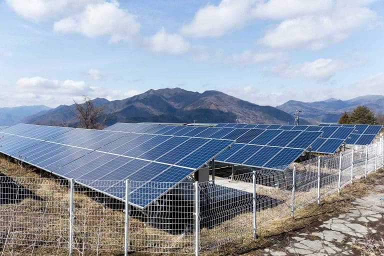 Uma usina solar com dezenas de placas fotovoltaicas gera energia limpa